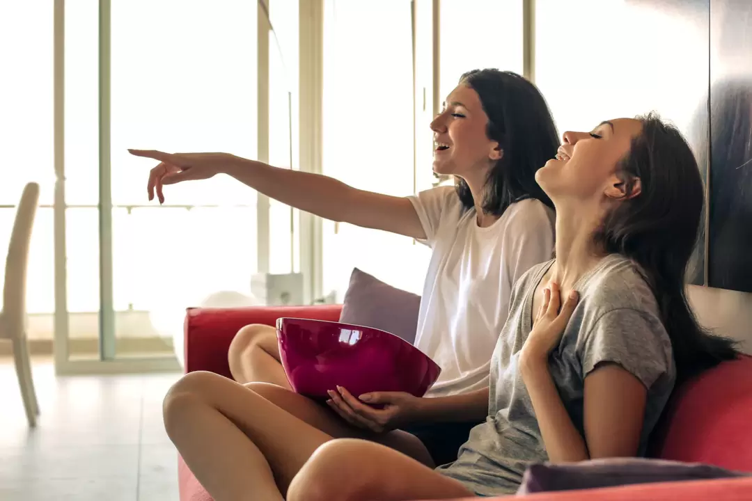 ragazze che guardano la tv durante una rapida perdita di peso