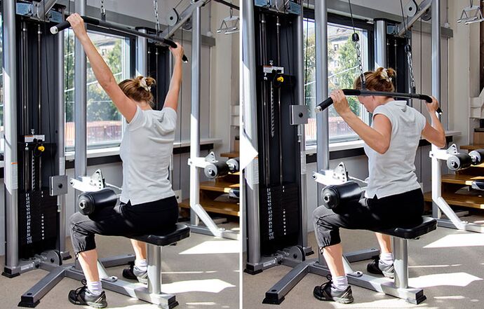 Tirare il blocco dietro la schiena sul simulatore aiuta ad allenare i muscoli del gran dorsale